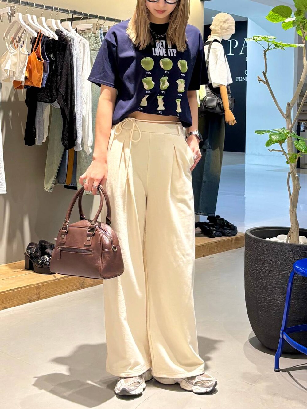 ブルー系のTシャツ/カットソー、ブラウン系のショルダーバッグ、ホワイト系のスウェットパンツを着用したレディースの夏コーディネートの3枚目の写真