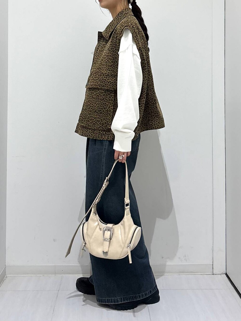 ブルー系のデニムパンツ、ホワイト系のスウェット、ブラック系のスニーカーを着用したレディースの春コーディネートの5枚目の写真