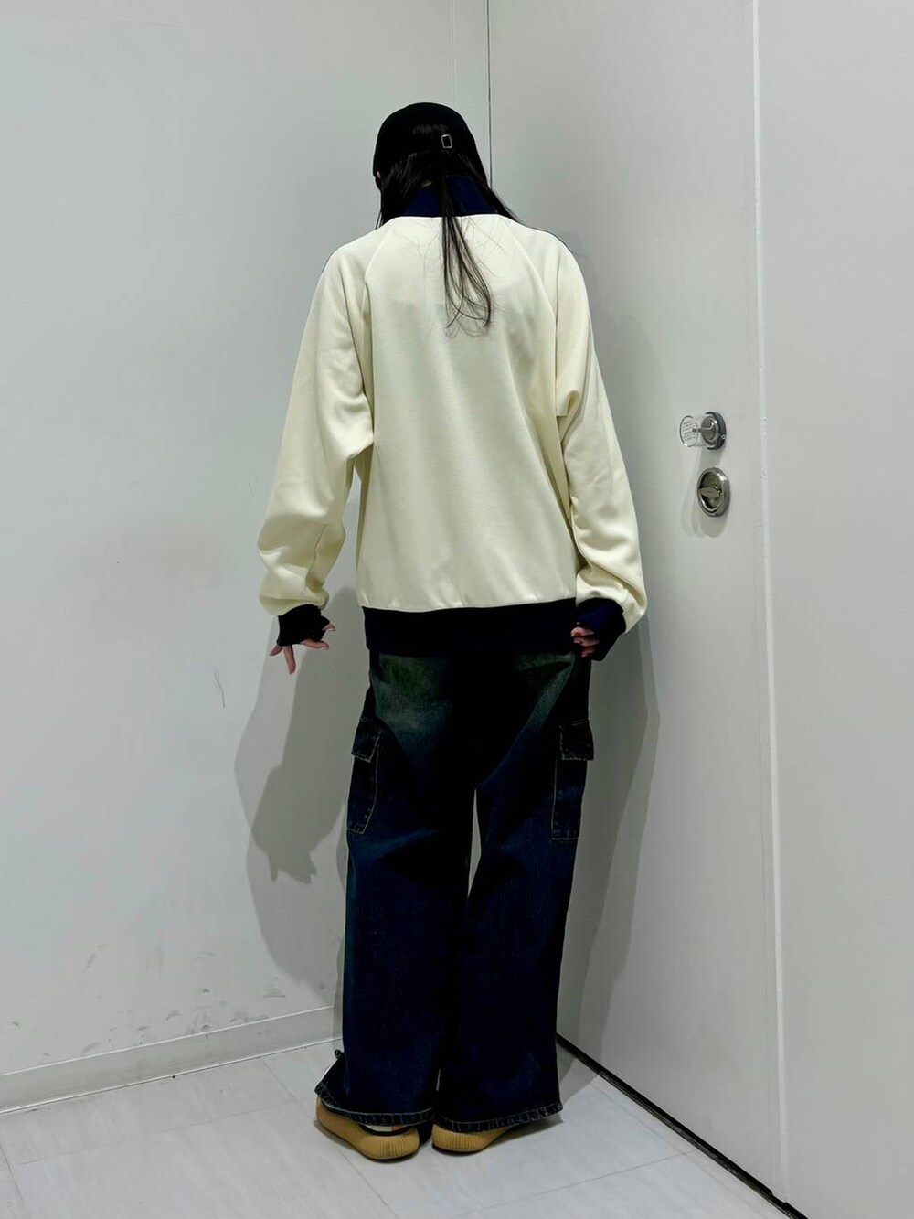 「高身長、体型カバー、着痩せ・細見え、秋コーデ、モード、ストリート、カジュアル、PAGEBOY、PAGEBOYLIM、骨格ウェーブ_PAGEBOY、エレガント_PAGEBOY、ユニセックス、メンズライク、冬コーデ、デニムパンツ」｜「PBLIMのPAGEBOYLIM/トラックジャケット（セットアップ、ホワイト系）」を使った、ロビンさん（レディース・168cm）の冬コーディネートの4枚目の写真