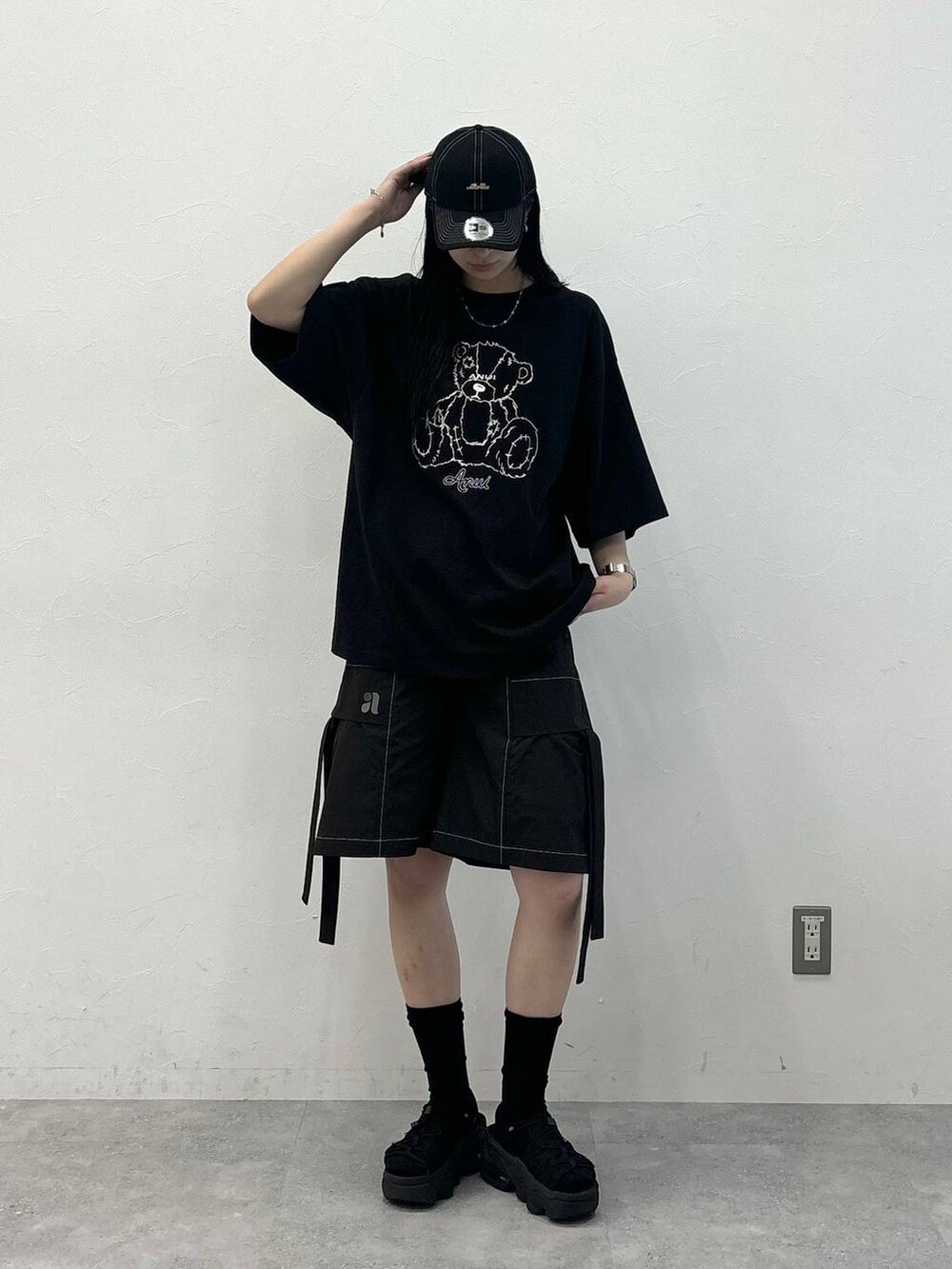 ブラック系のTシャツ/カットソー、ブラック系のカーゴパンツを着用したレディースの夏コーディネートの4枚目の写真