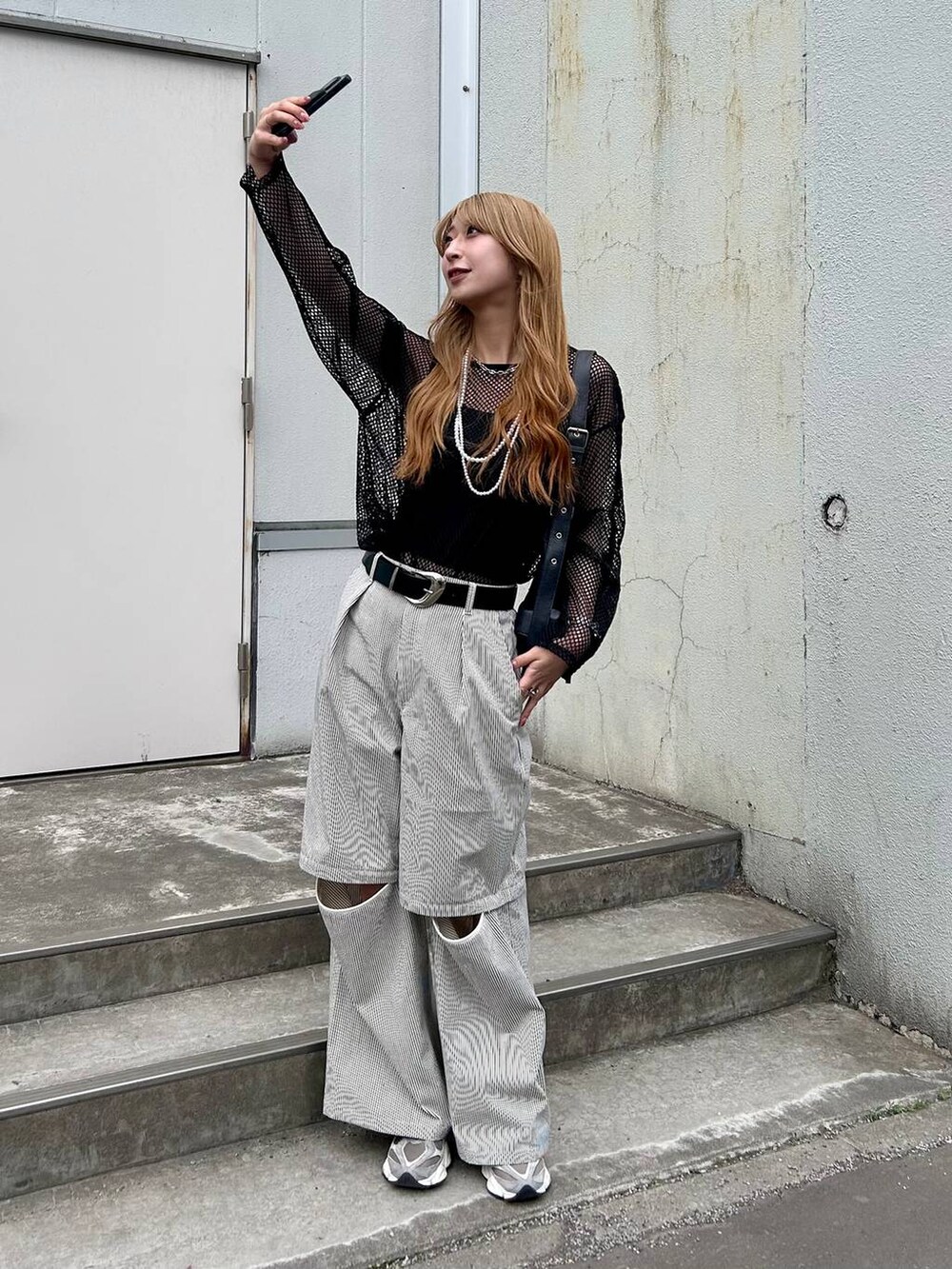 ブラック系のTシャツ/カットソー、ホワイト系のその他パンツ、ブラック系のショルダーバッグを着用したレディースの春コーディネートの7枚目の写真