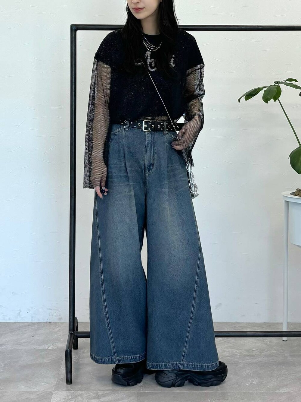 ブラック系のスニーカー、ブラック系のTシャツ/カットソー、ブラック系のTシャツ/カットソーを着用したレディースの春コーディネートの2枚目の写真