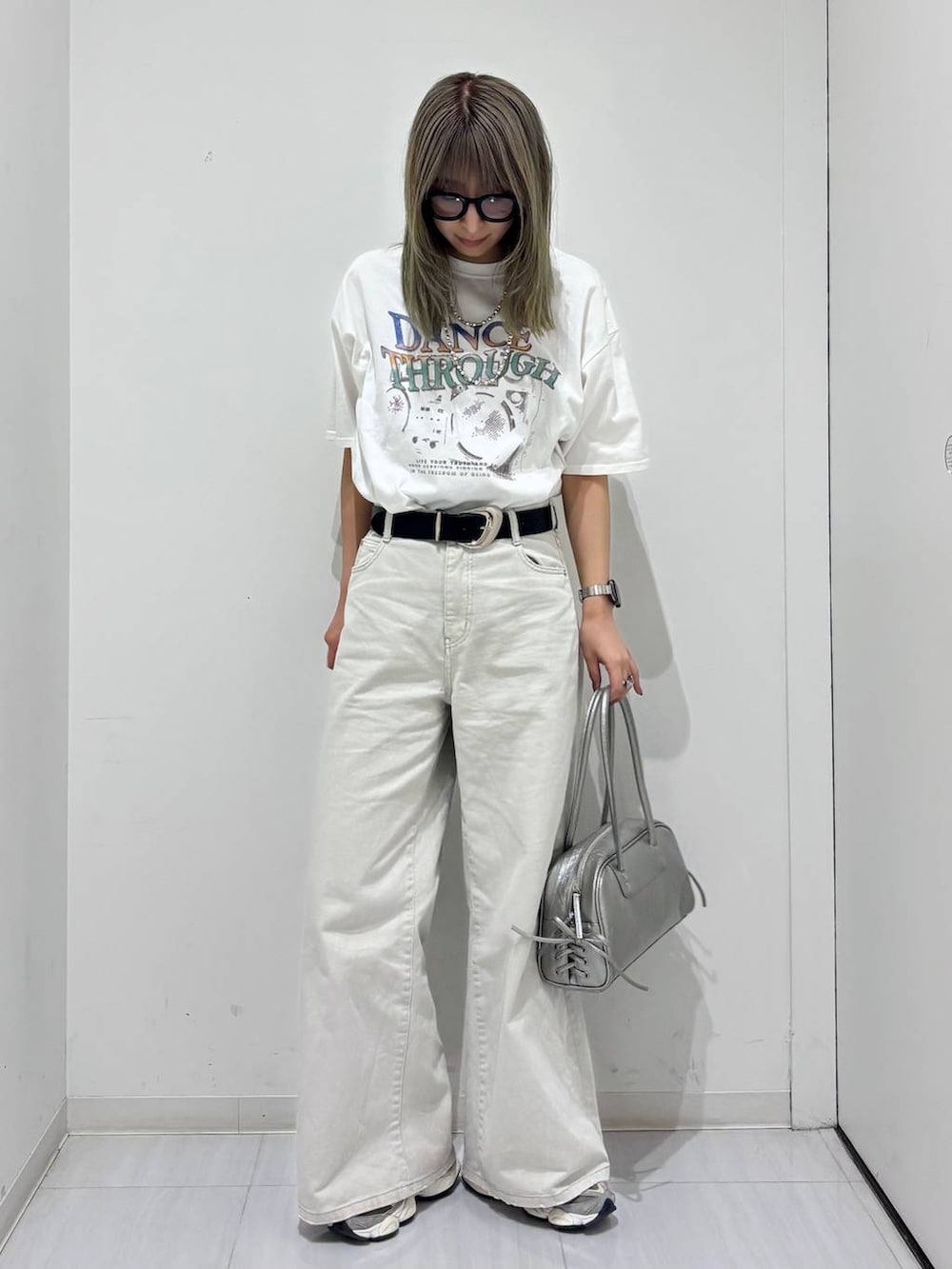 グレー系のデニムパンツ、ホワイト系のTシャツ/カットソー、シルバー系のショルダーバッグを着用したレディースの春コーディネートの4枚目の写真