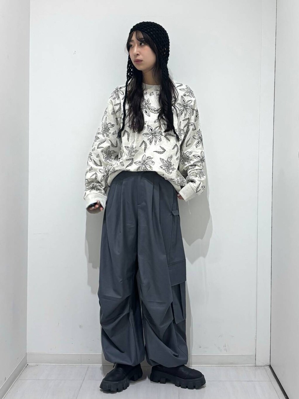 グレー系のカーゴパンツ、グレー系のスウェット、ブラック系のニットキャップ/ビーニーを着用したレディースの冬コーディネートの5枚目の写真