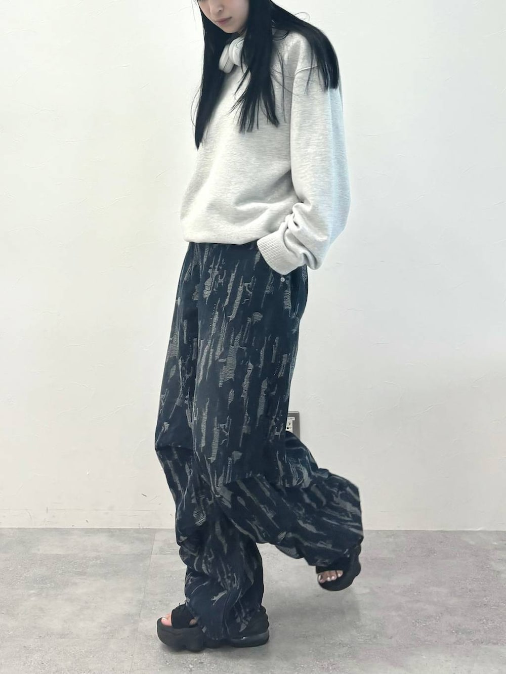 ブルー系のデニムパンツ、グレー系のスウェット、グレー系のニットキャップ/ビーニーを着用したレディースの秋コーディネートの3枚目の写真