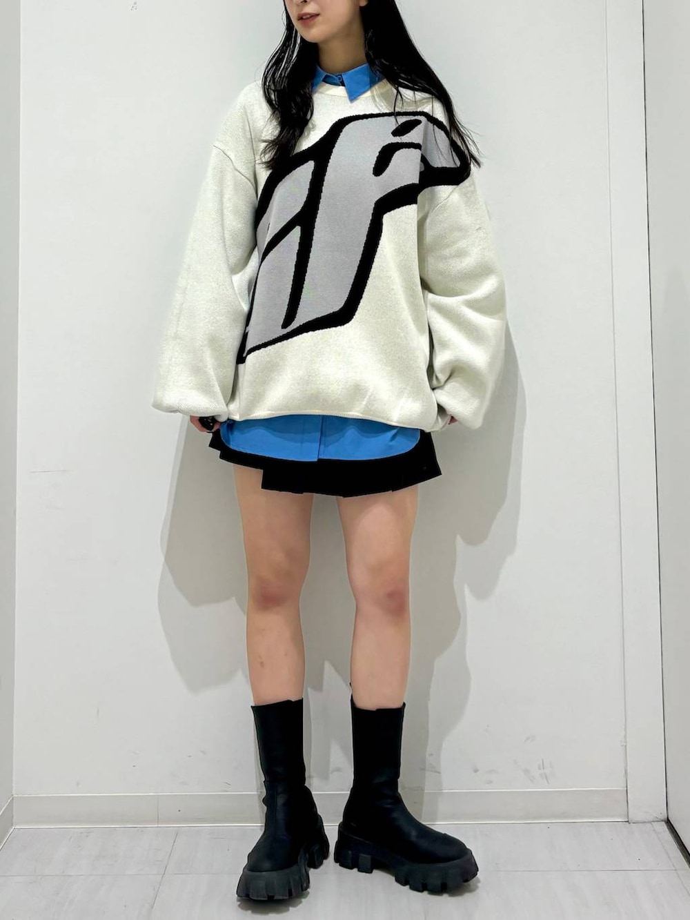 ブルー系のシャツ/ブラウス、ブラック系のブーツ、ブラック系のその他パンツを着用したレディースの冬コーディネートの5枚目の写真