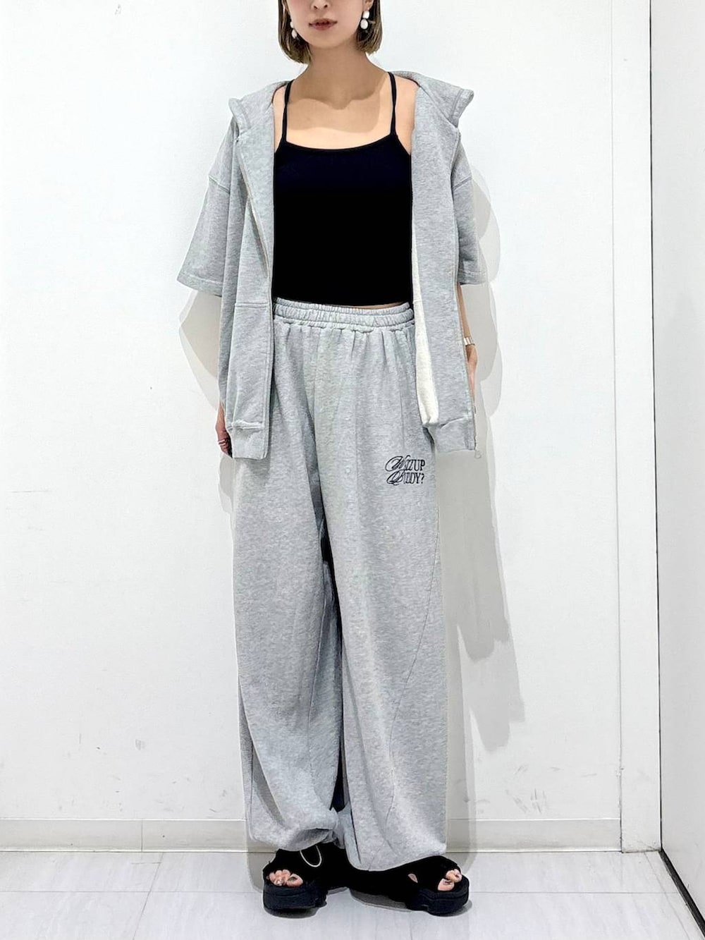 グレー系のスウェットパンツ、グレー系のパーカー、ブルー系のキャップを着用したレディースの夏コーディネートの8枚目の写真