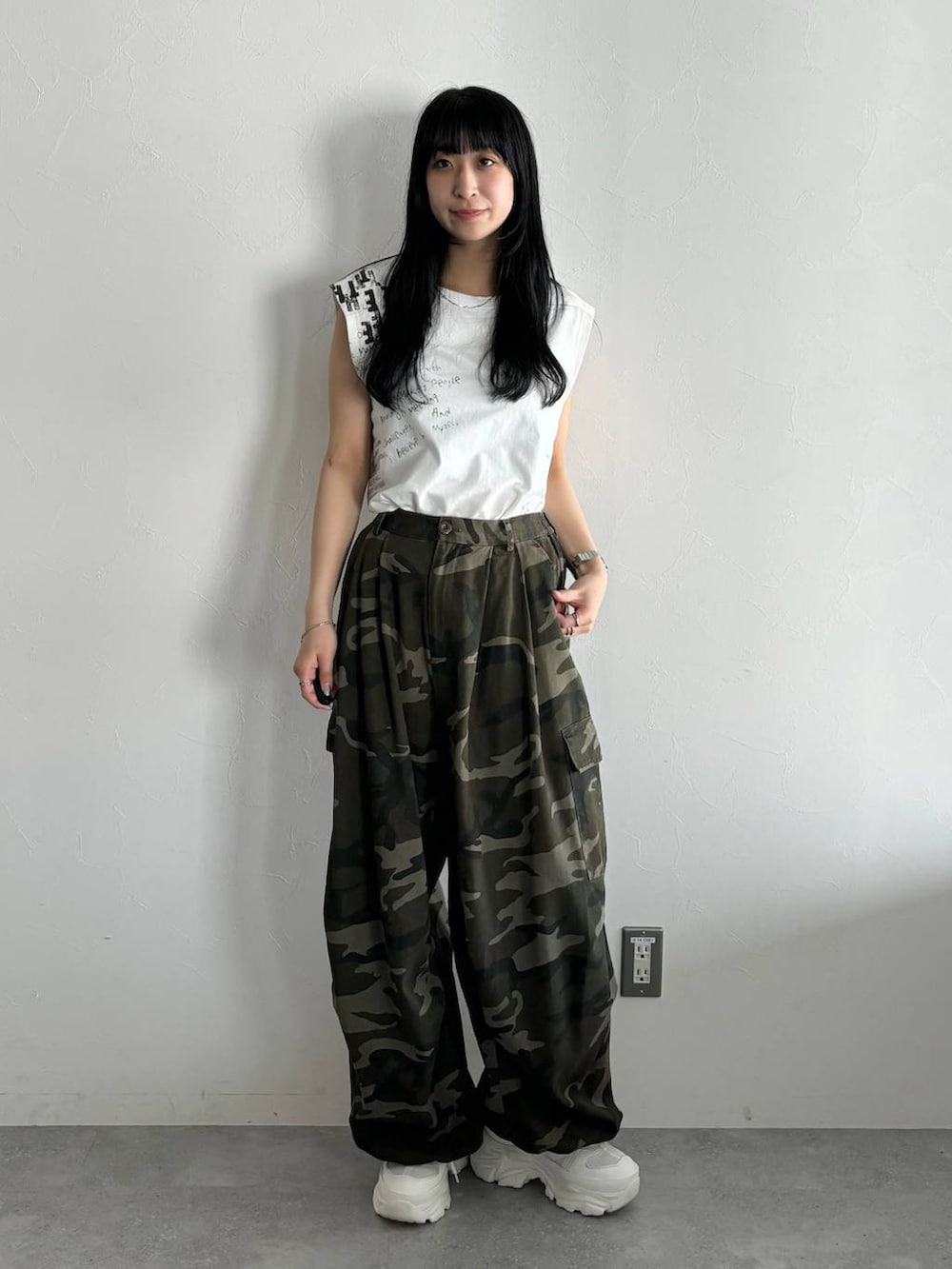 ホワイト系のスニーカー、ホワイト系のTシャツ/カットソー、グリーン系のカーゴパンツを着用したレディースの春コーディネートの5枚目の写真