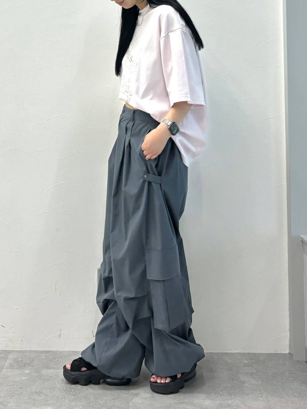 ピンク系のTシャツ/カットソー、グレー系のカーゴパンツ、ブラック系のキャップを着用したレディースの夏コーディネートの3枚目の写真