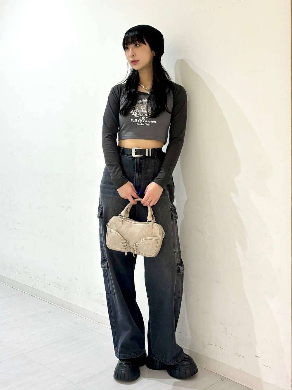 グレー系のTシャツ/カットソー、ブラック系のデニムパンツ、ブラック系のローファーを着用したレディースの冬コーディネートの4枚目の写真