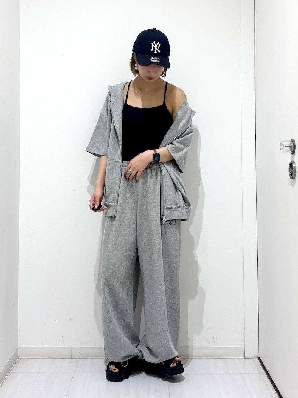 グレー系のスウェットパンツ、グレー系のパーカー、ブルー系のキャップを着用したレディースの夏コーディネートの9枚目の写真