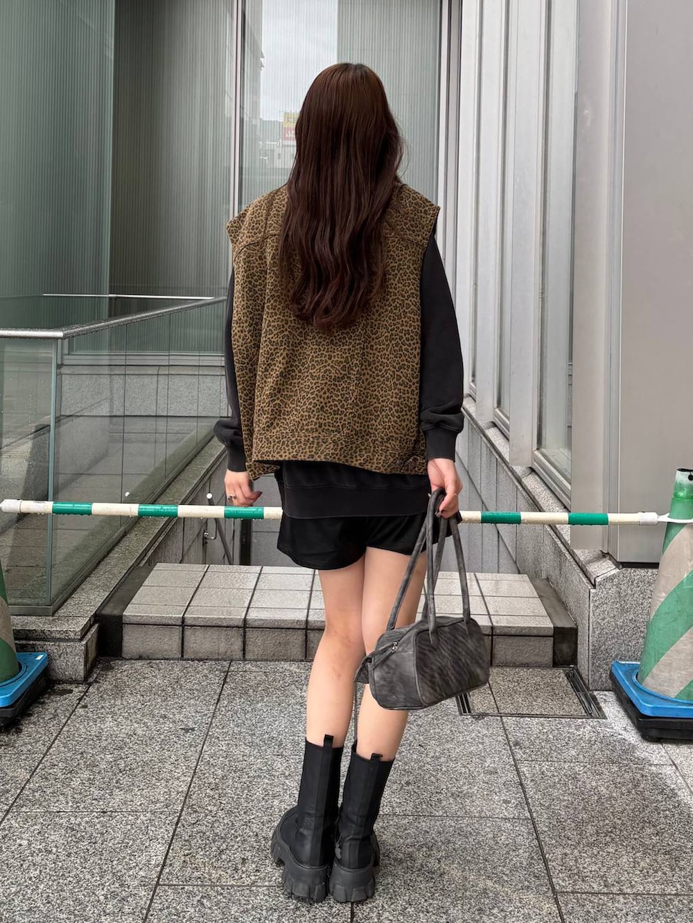 ブラック系のその他パンツ、ブラック系のボストンバッグ、その他のデニムジャケットを着用したレディースの春コーディネートの5枚目の写真