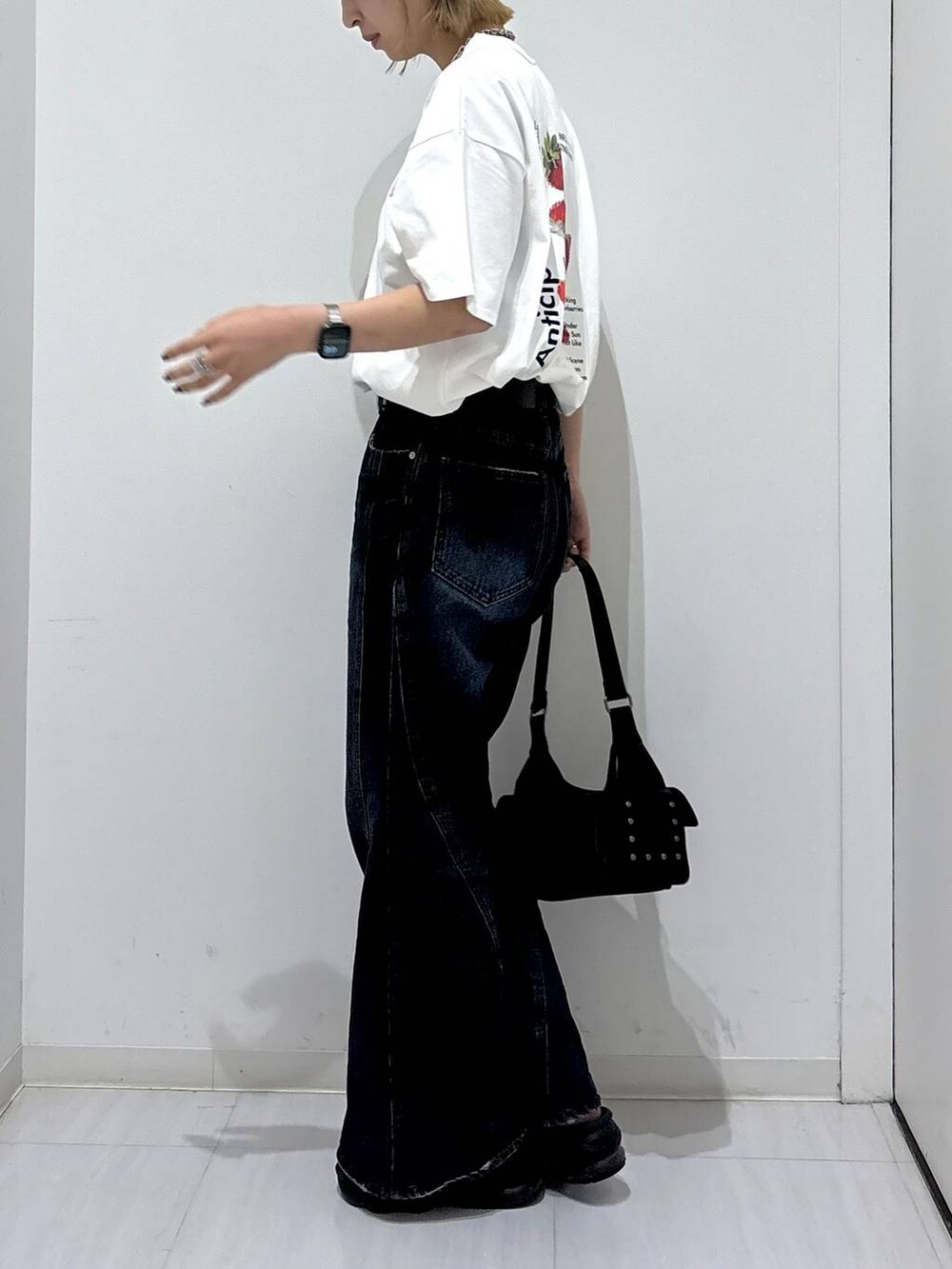 ホワイト系のTシャツ/カットソー、ブルー系のデニムパンツ、ブラック系のショルダーバッグを着用したレディースの夏コーディネートの4枚目の写真