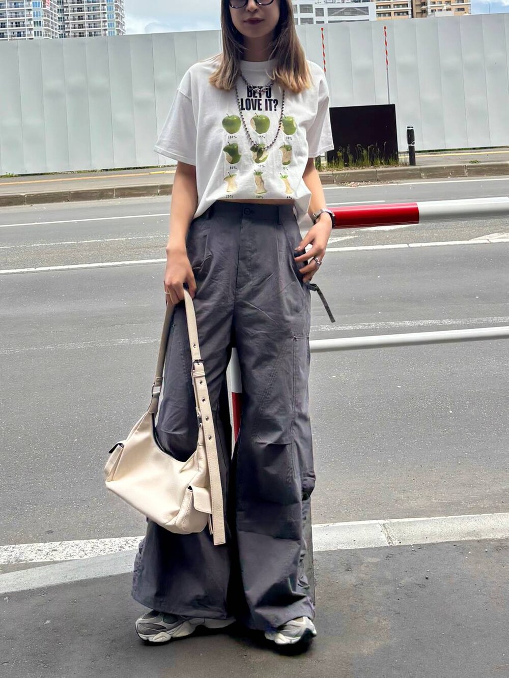 ホワイト系のショルダーバッグ、ホワイト系のTシャツ/カットソー、グレー系のカーゴパンツを着用したレディースの夏コーディネートの5枚目の写真