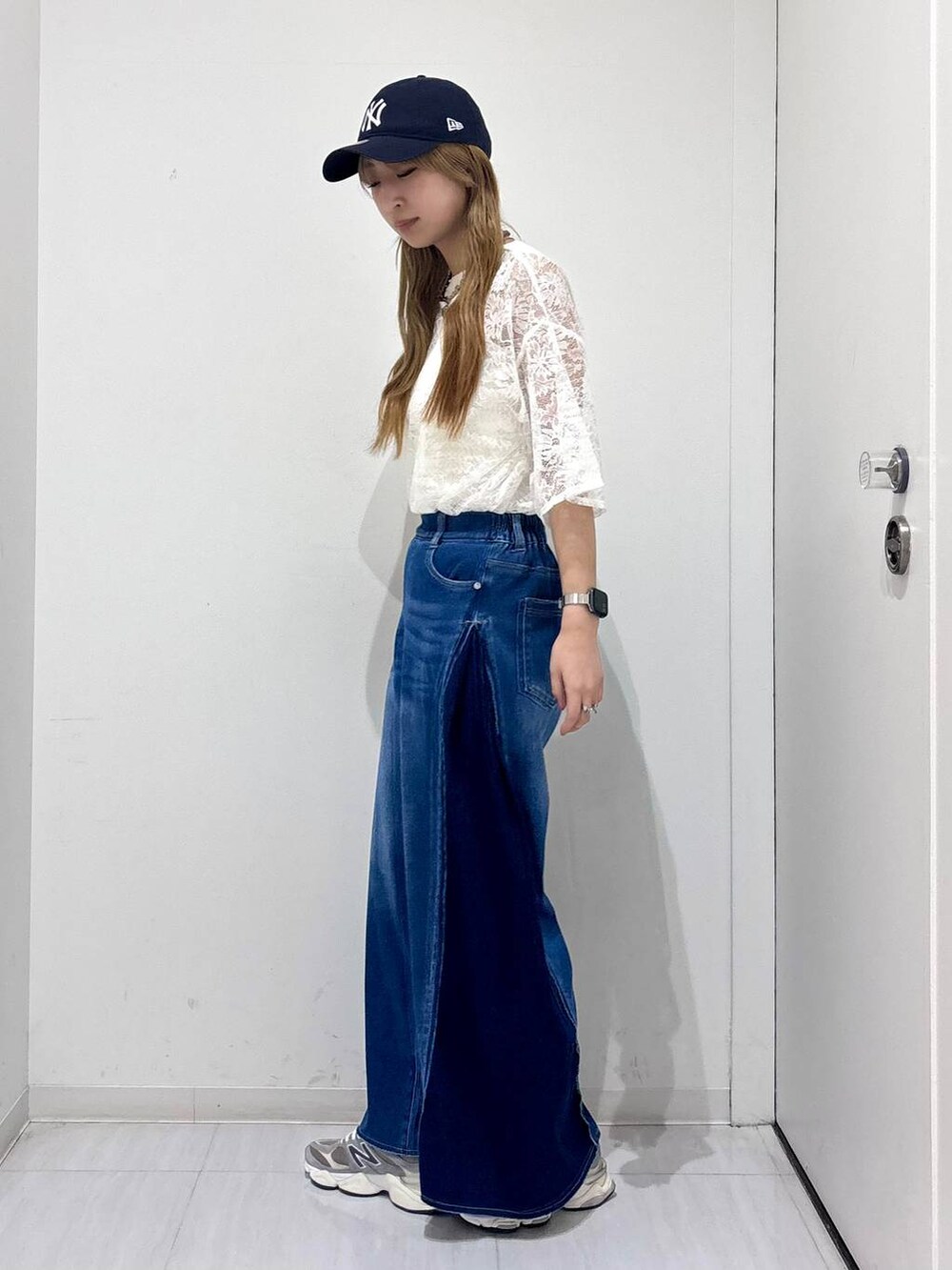 ホワイト系のタンクトップ、ブルー系のデニムパンツ、ホワイト系のTシャツ/カットソーを着用したレディースの夏コーディネートの2枚目の写真