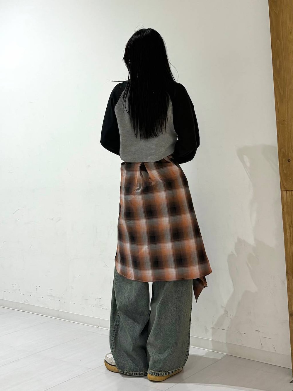 「シャツ、高身長、体型カバー、着痩せ・細見え、春コーデ、モード、ストリート、カジュアル、PAGEBOY、PBLIM、骨格ウェーブ_PAGEBOY、エレガント_PAGEBOY、チェック、デニムパンツ、ワイドパンツ」｜「PBLIMのPBLIM/ダメージデニム（デニムパンツ、ブルー系）」を使った、ロビンさん（レディース・169cm）の秋コーディネートの4枚目の写真