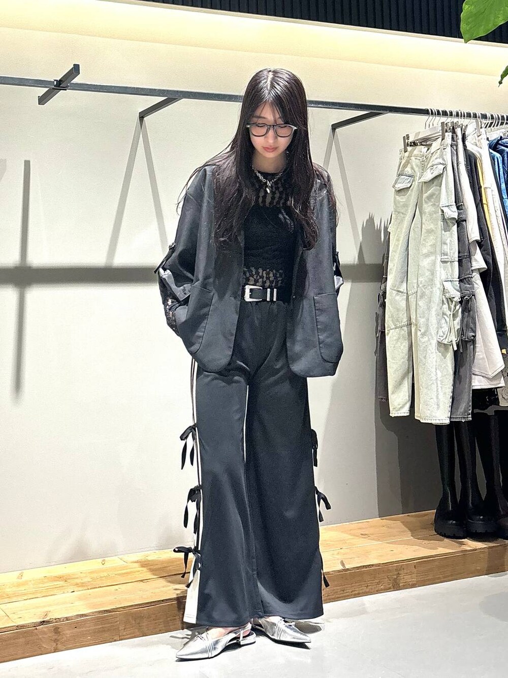 シルバー系のパンプス、ブラック系のその他パンツ、ブラック系のテーラードジャケットを着用したレディースの秋コーディネートの3枚目の写真