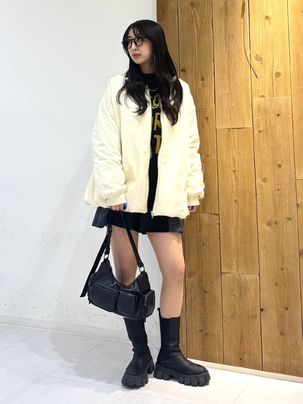 「ニット、MA-1、高身長、体型カバー、着痩せ・細見え、モード、ストリート、カジュアル、PAGEBOY、PBLIM、骨格ウェーブ_PAGEBOY、エレガント_PAGEBOY、アウター、冬コーデ、冬アウター」｜「PAGEBOYのアウトポケットBAG（ショルダーバッグ、ブラック系）」を使った、ロビンさん（レディース・169cm）の冬コーディネートの5枚目の写真