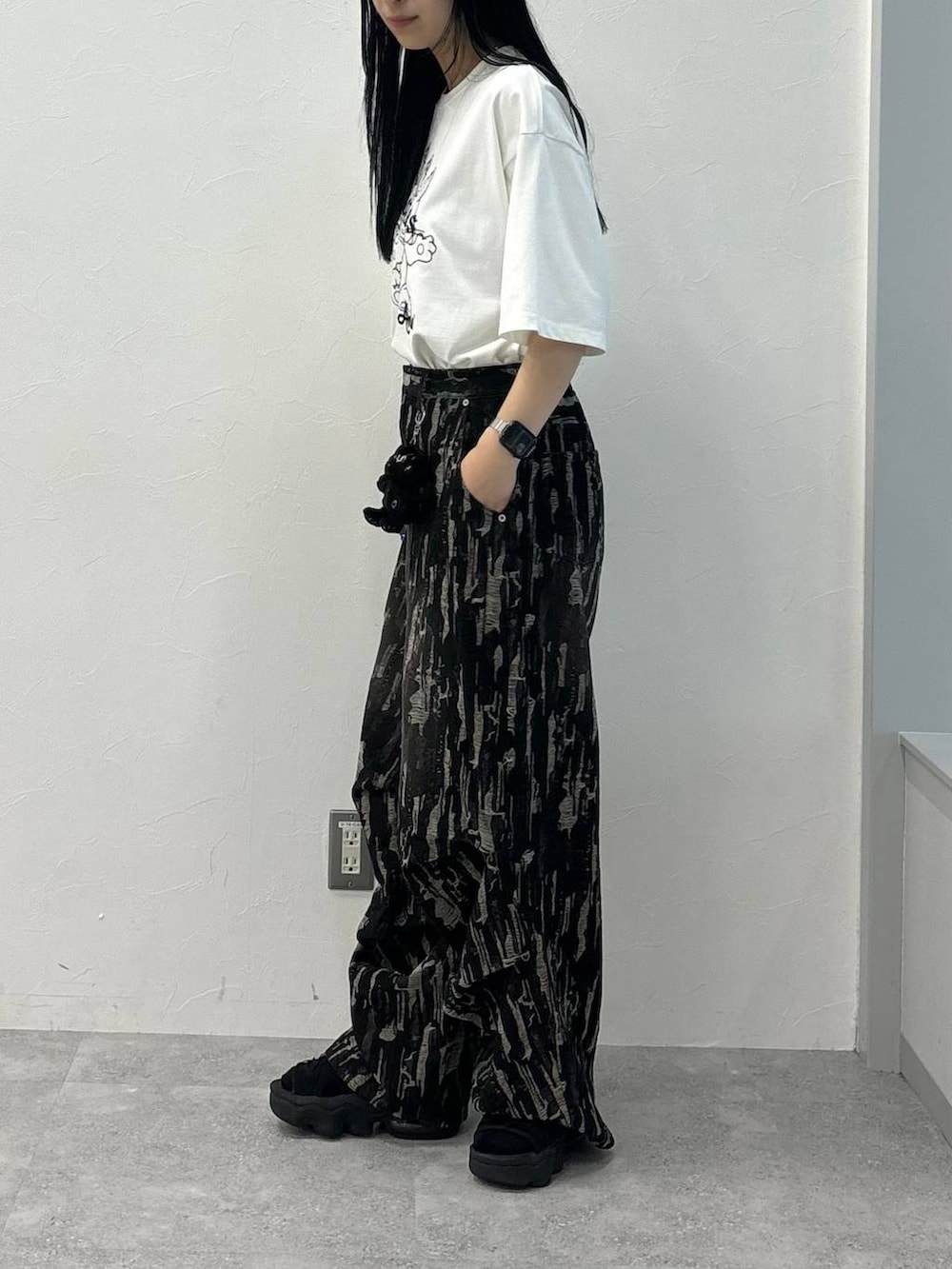 ホワイト系のTシャツ/カットソー、ブラック系のデニムパンツを着用したレディースの夏コーディネートの3枚目の写真