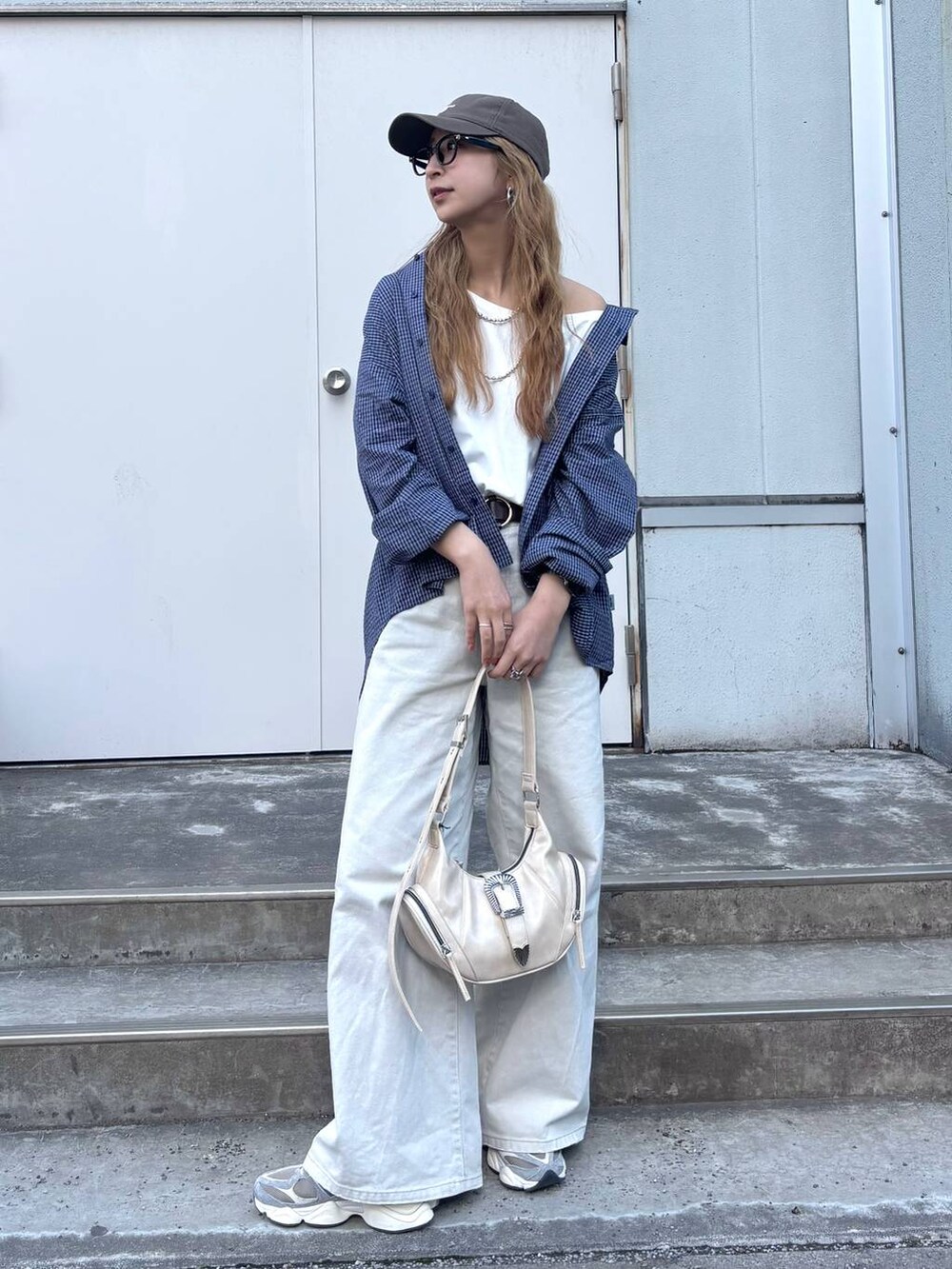 グレー系のデニムパンツ、ホワイト系のショルダーバッグ、ブルー系のシャツ/ブラウスを着用したレディースの春コーディネートの6枚目の写真