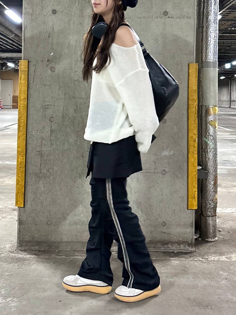 ホワイト系のキャミソール、ブラック系のショルダーバッグ、ブラック系のスカートを着用したレディースの春コーディネートの3枚目の写真