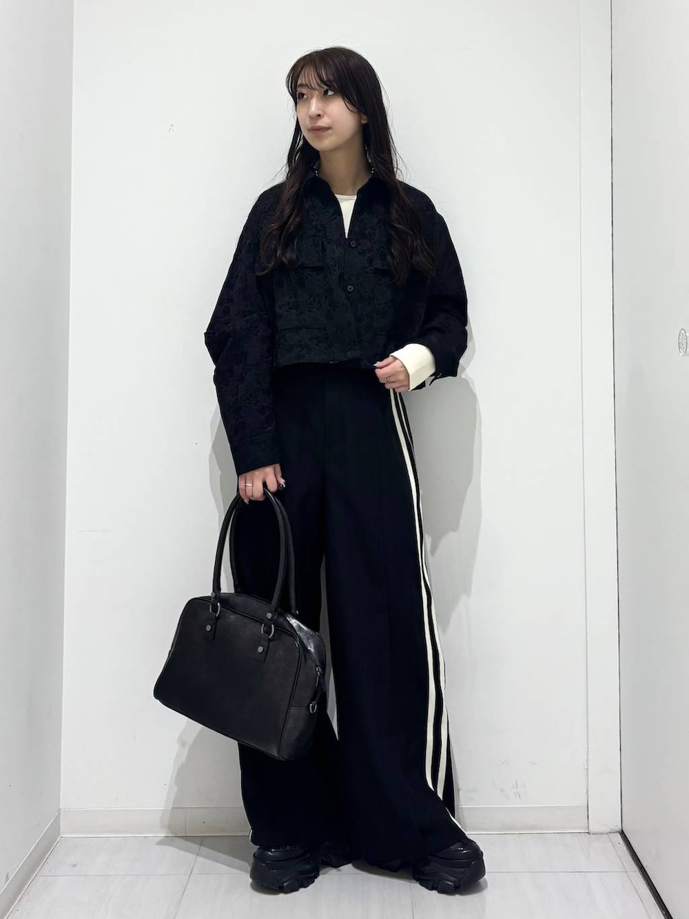 ブラック系のスニーカー、ブラック系のシャツ/ブラウス、グレー系のTシャツ/カットソーを着用したレディースの冬コーディネートの7枚目の写真