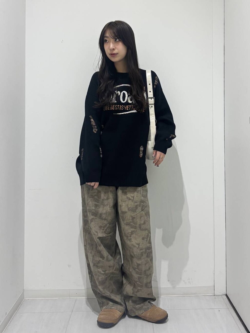 その他のデニムパンツ、ブラック系のニット/セーターを着用したレディースの冬コーディネートの2枚目の写真