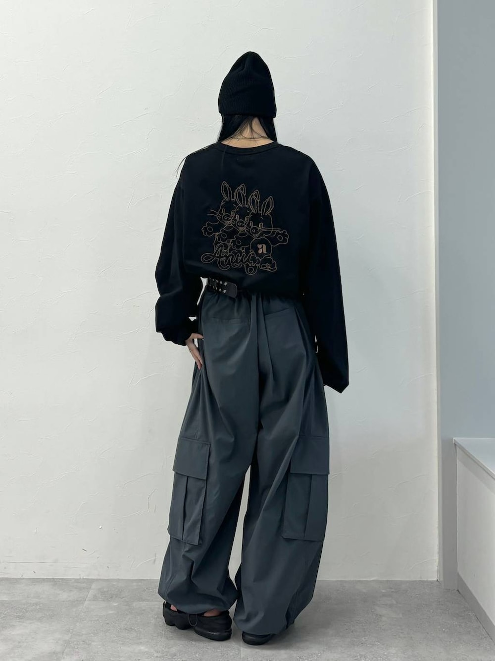 「高身長、体型カバー、着痩せ・細見え、春コーデ、モード、ストリート、カジュアル、PAGEBOY、骨格ウェーブ_PAGEBOY、エレガント_PAGEBOY、Anui、ユニセックス」｜「Anuiの【UNISEX】レタリングロゴビーニー（ニットキャップ/ビーニー、ブラック系）」を使った、ロビンさん（レディース・169cm）の夏コーディネートの3枚目の写真