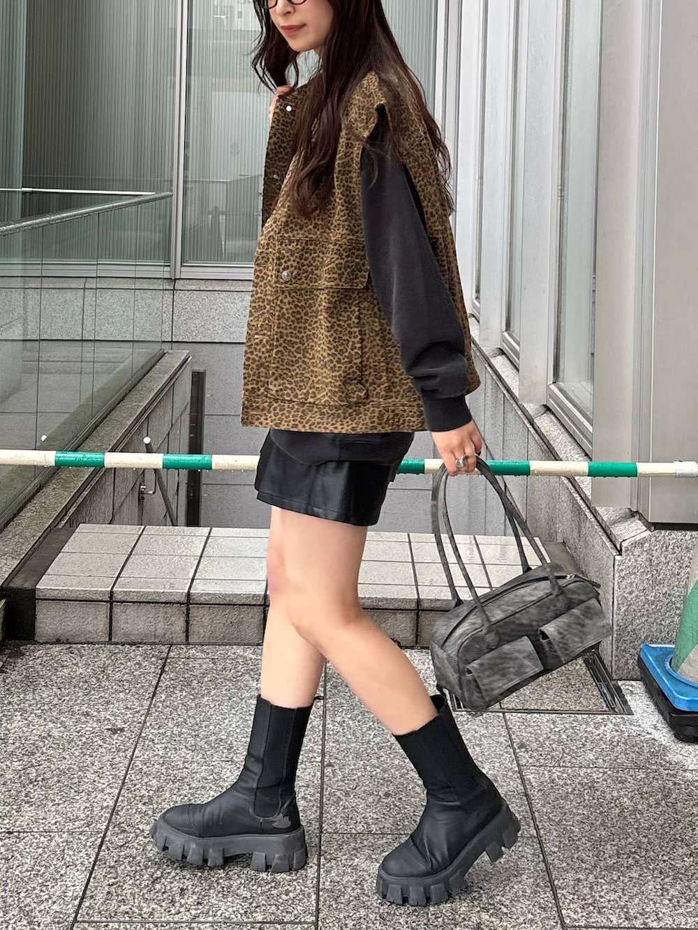 ブラック系のその他パンツ、ブラック系のボストンバッグ、その他のデニムジャケットを着用したレディースの春コーディネートの4枚目の写真