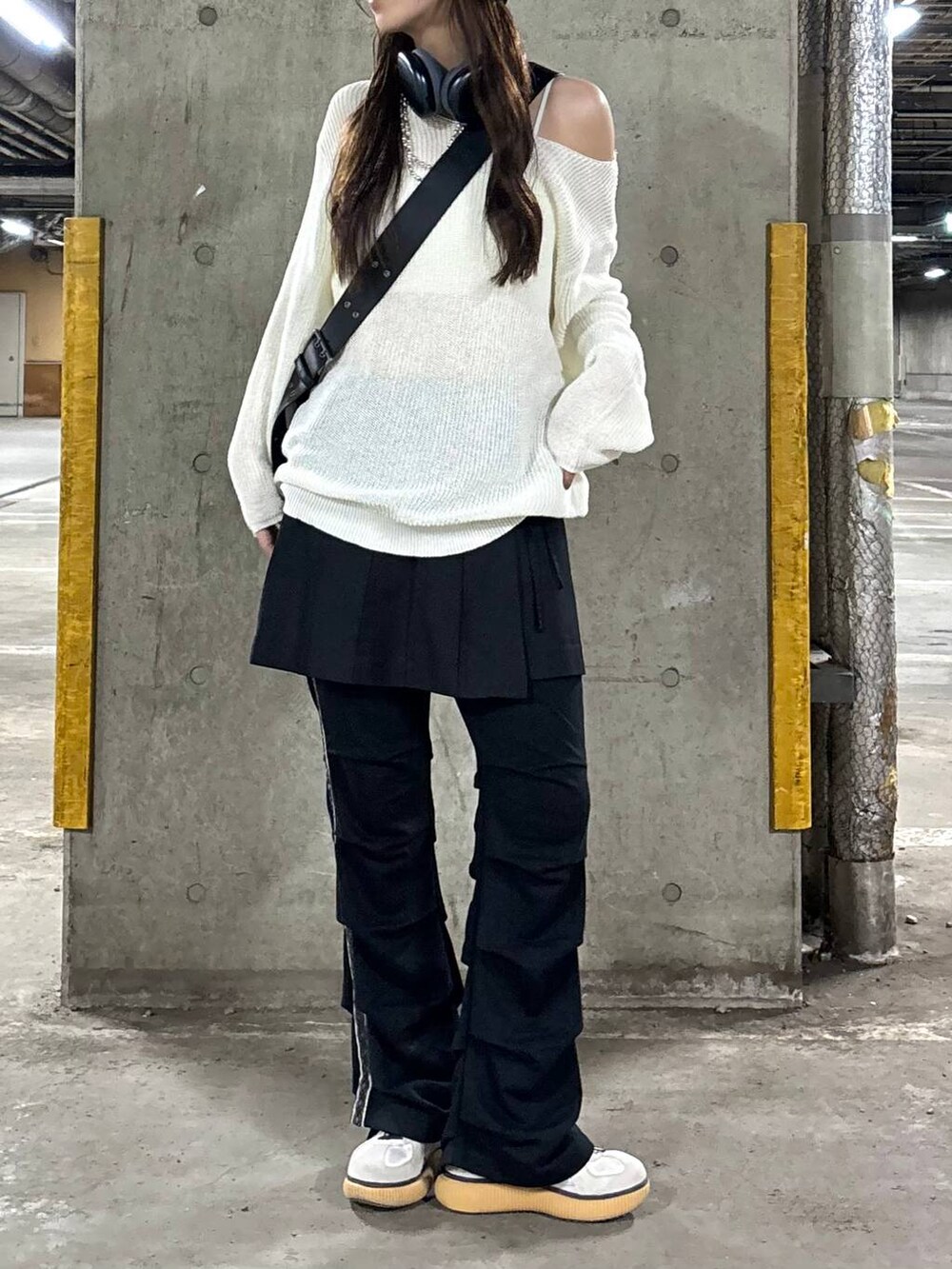 ホワイト系のキャミソール、ブラック系のショルダーバッグ、ブラック系のスカートを着用したレディースの春コーディネートの2枚目の写真