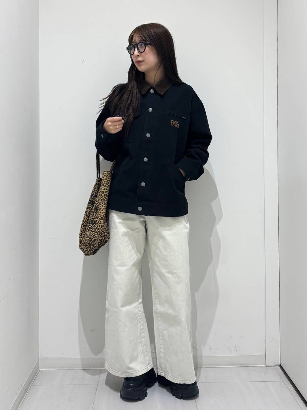 「高身長、体型カバー、着痩せ・細見え、春コーデ、モード、ストリート、カジュアル、PAGEBOY、PBLIM、骨格ウェーブ_PAGEBOY、エレガント_PAGEBOY、アウター、デニムパンツ、ワイドパンツ、スニーカー」｜「PAGEBOYのプラットチャンキースニーカー（スニーカー、ブラック系）」を使った、ロビンさん（レディース・169cm）の冬コーディネートの2枚目の写真