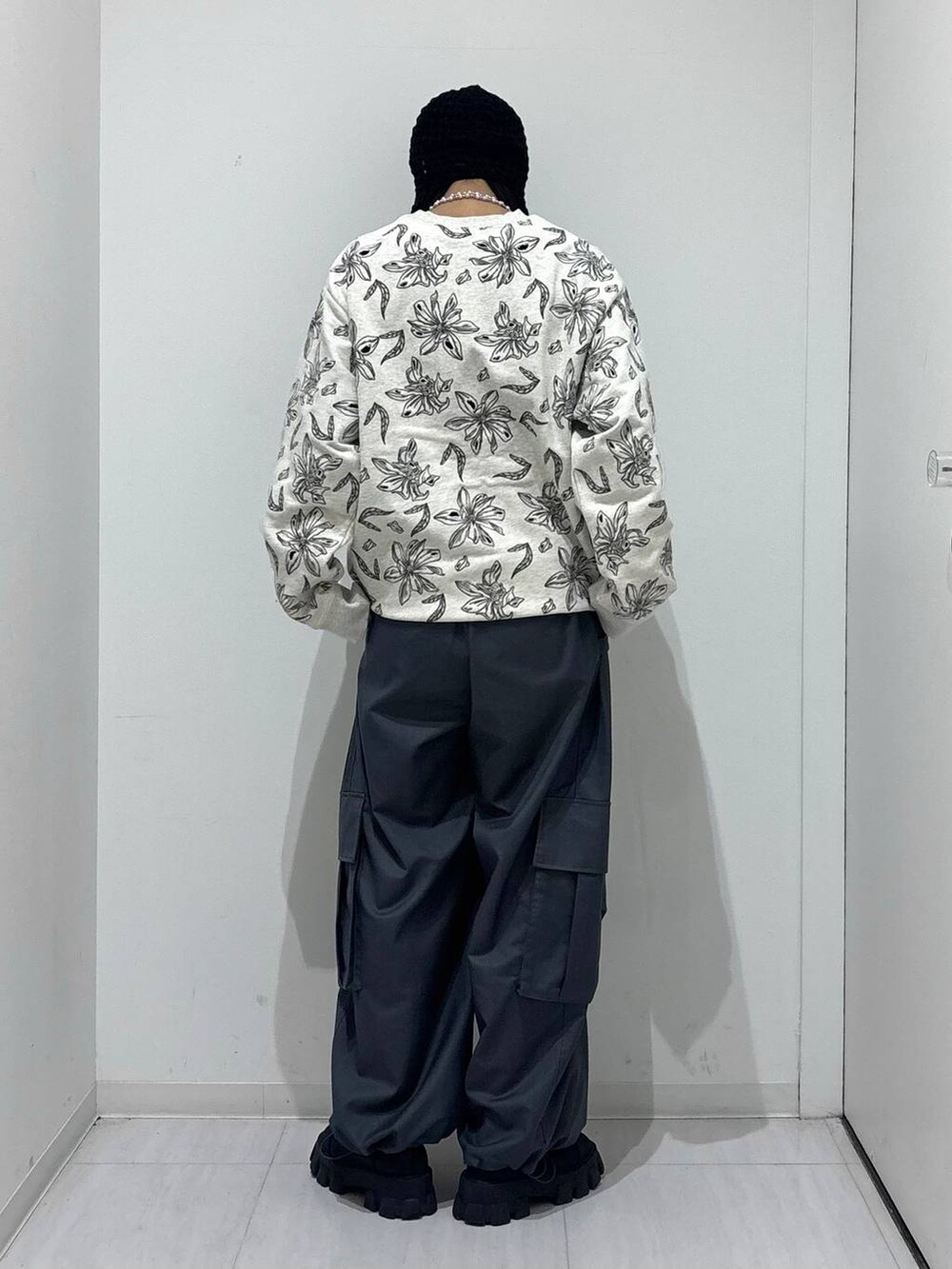 グレー系のカーゴパンツ、グレー系のスウェット、ブラック系のニットキャップ/ビーニーを着用したレディースの冬コーディネートの4枚目の写真