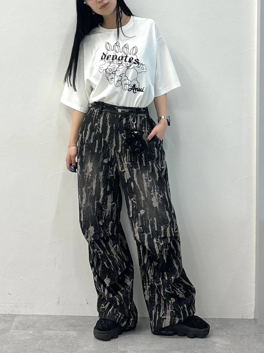 ホワイト系のTシャツ/カットソー、ブラック系のデニムパンツを着用したレディースの夏コーディネートの2枚目の写真