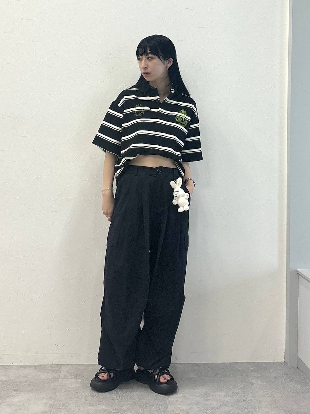 ブラック系のサンダル、ブラック系のその他パンツ、ブラック系のTシャツ/カットソーを着用したレディースの夏コーディネートの5枚目の写真