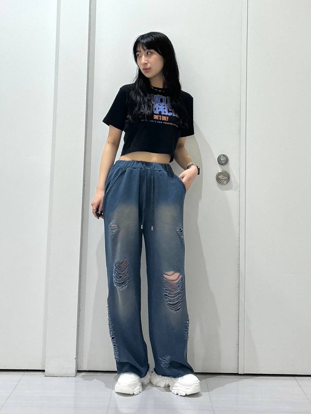 ホワイト系のスニーカー、ブルー系のスウェットパンツを着用したレディースの夏コーディネートの6枚目の写真