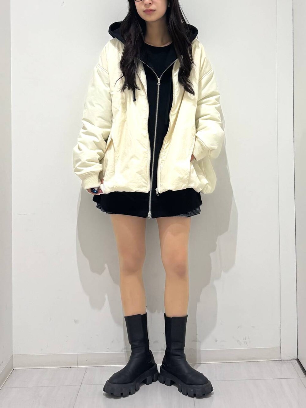 「冬アウター、高身長、体型カバー、着痩せ・細見え、春コーデ、モード、ストリート、カジュアル、PAGEBOY、骨格ウェーブ_PAGEBOY、エレガント_PAGEBOY、Anui、秋コーデ、冬コーデ、パーカー」｜「Anuiの【UNISEX/3サイズ展開】ボクシーロゴZIPパーカー2（パーカー、ブラック系）」を使った、ロビンさん（レディース・169cm）の冬コーディネートの2枚目の写真