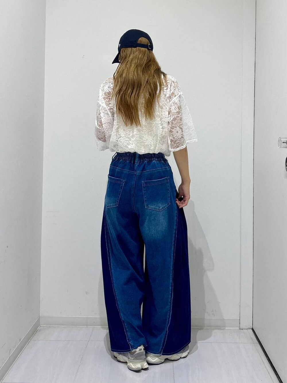 ホワイト系のタンクトップ、ブルー系のデニムパンツ、ホワイト系のTシャツ/カットソーを着用したレディースの夏コーディネートの3枚目の写真