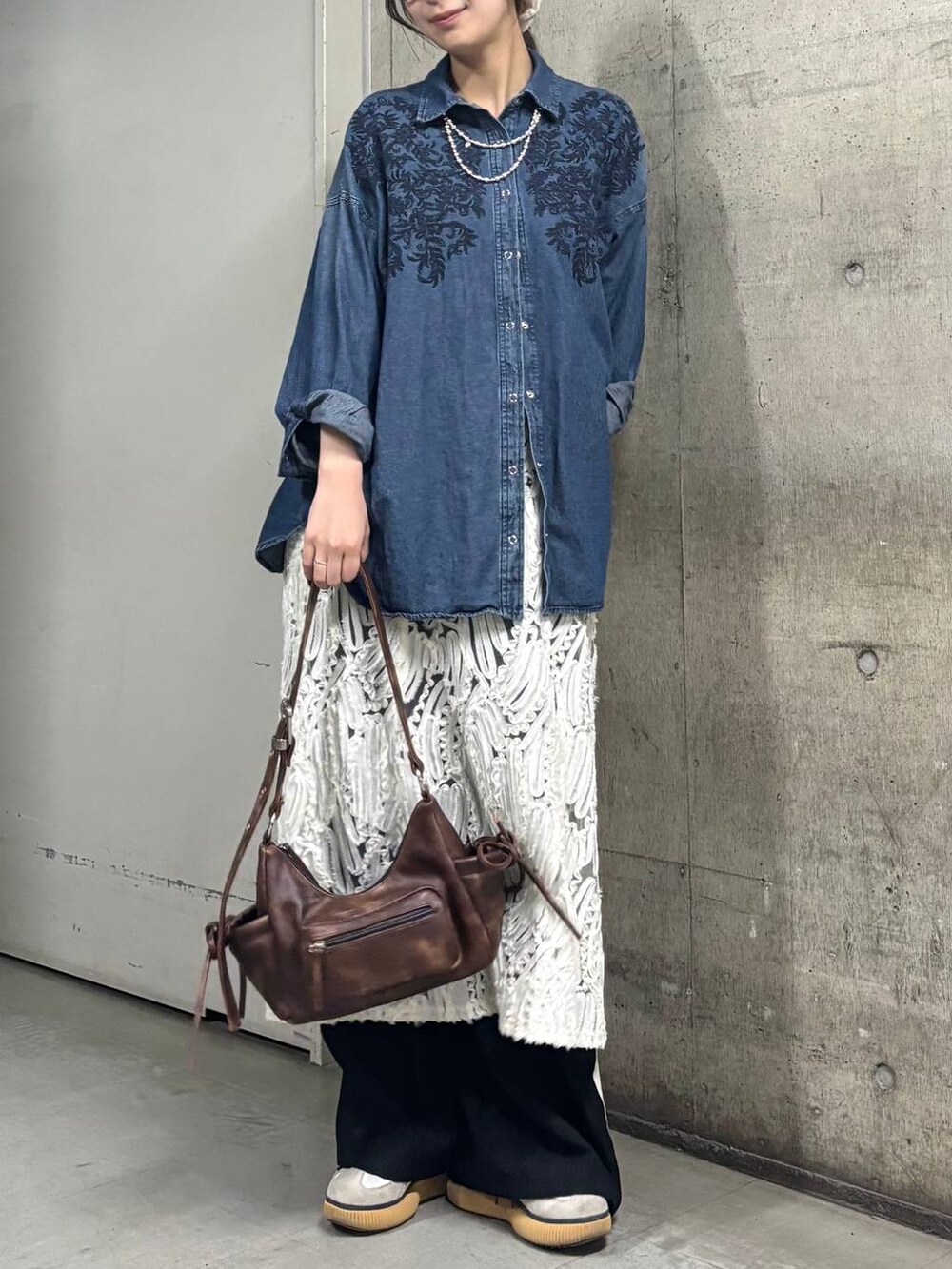 ブラウン系のショルダーバッグ、ホワイト系のワンピース、ブルー系のシャツ/ブラウスを着用したレディースの冬コーディネートの2枚目の写真