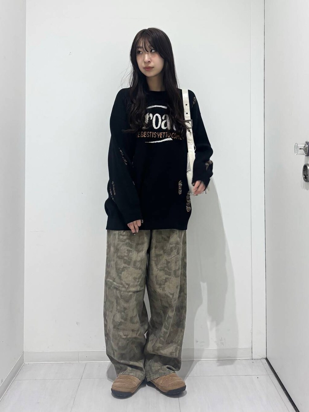 その他のデニムパンツ、ブラック系のニット/セーターを着用したレディースの冬コーディネートの5枚目の写真