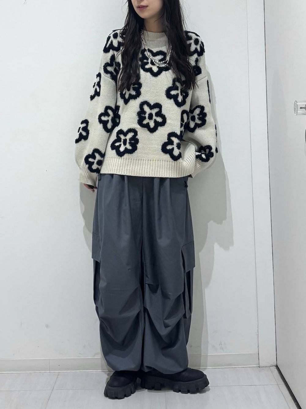 グレー系のカーゴパンツ、ベージュ系のニット/セーターを着用したレディースの冬コーディネートの3枚目の写真