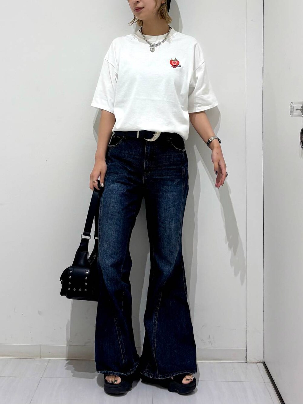 ホワイト系のTシャツ/カットソー、ブルー系のデニムパンツ、ブラック系のショルダーバッグを着用したレディースの夏コーディネートの3枚目の写真