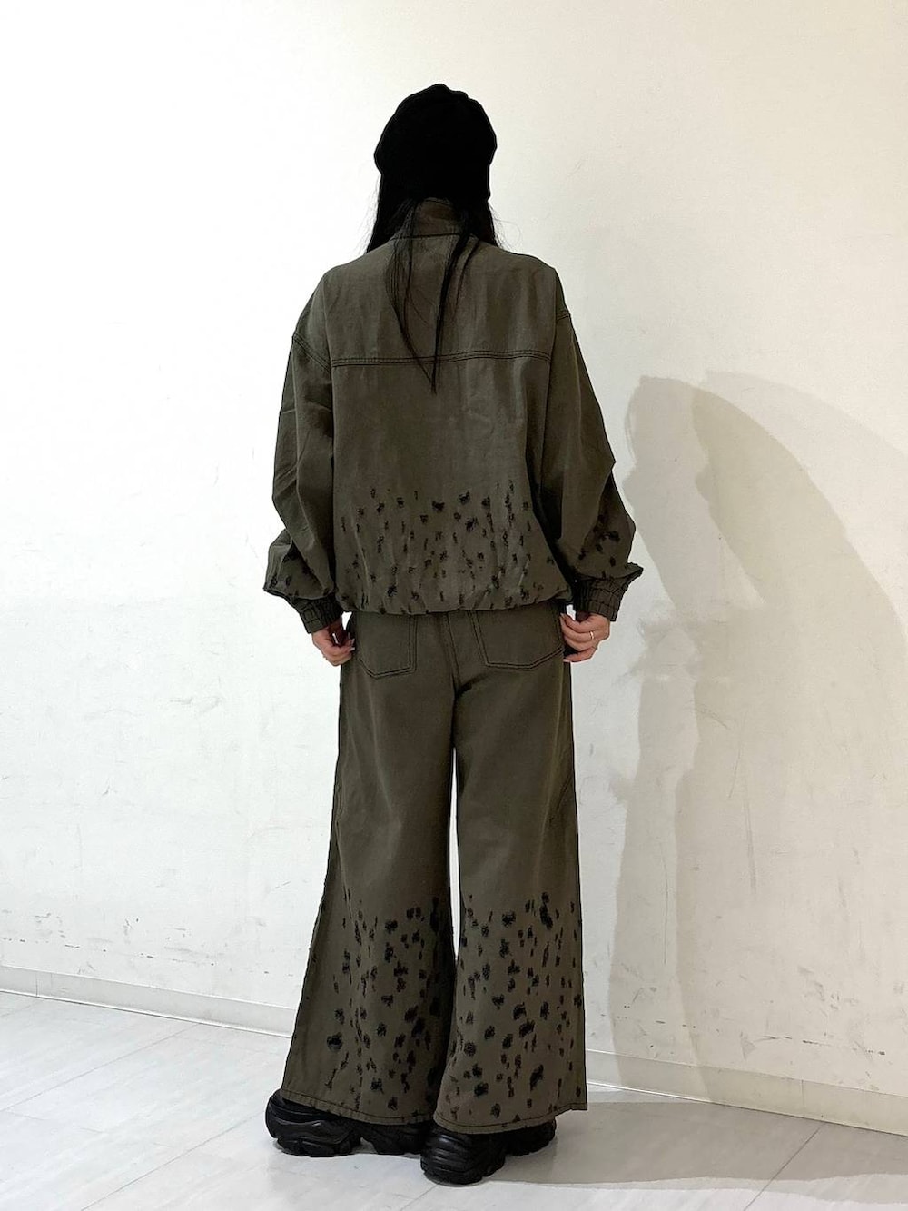 ブラック系のスニーカー、ブラック系のデニムジャケット、ブラック系のデニムパンツを着用したレディースの夏コーディネートの4枚目の写真