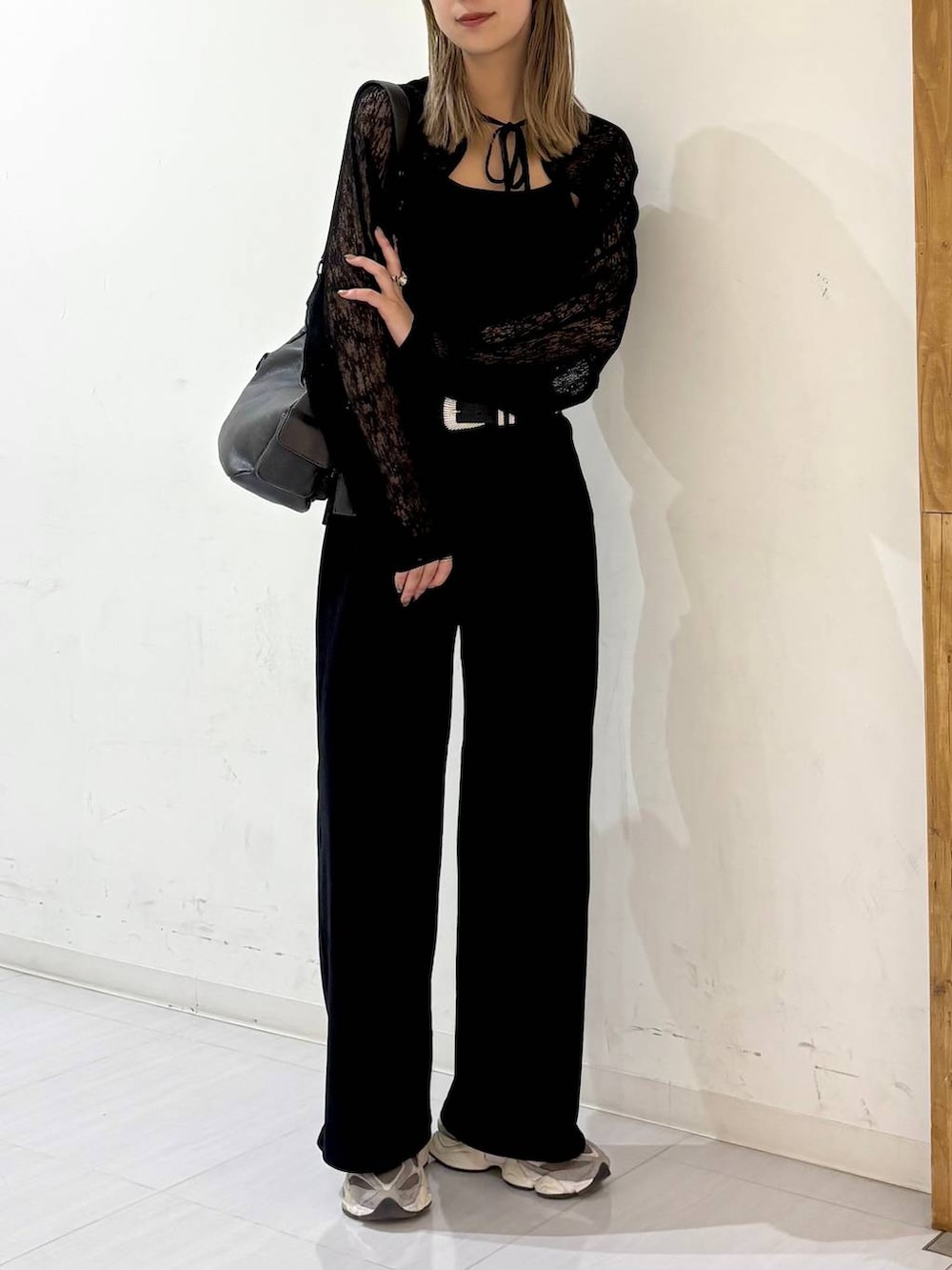 ブラック系のキャミソール、ブラック系のスウェットパンツ、ブラック系のショルダーバッグを着用したレディースの夏コーディネートの5枚目の写真