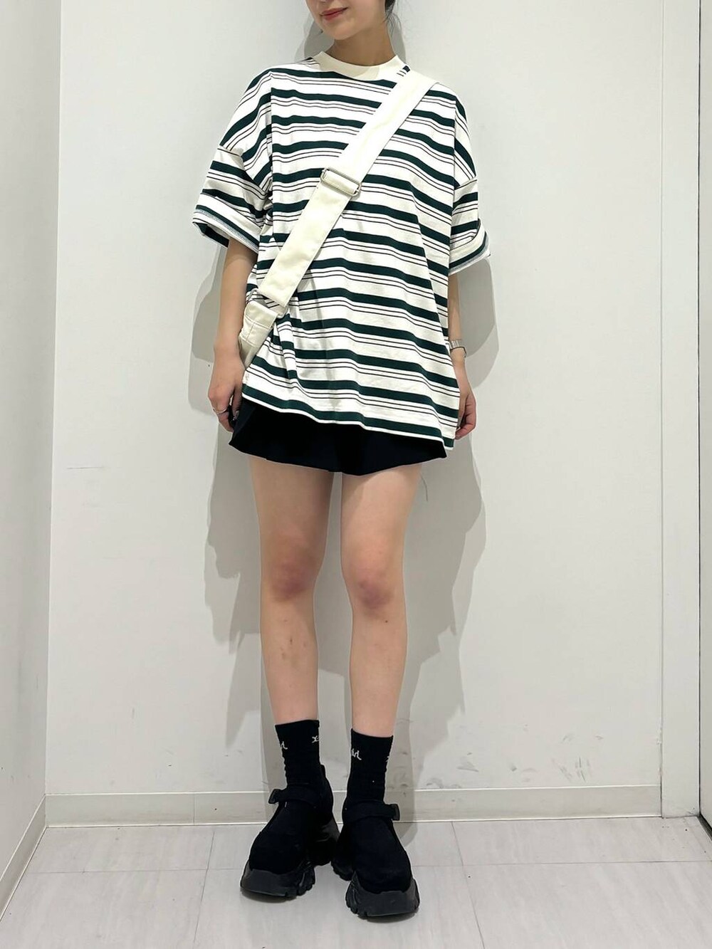 その他のTシャツ/カットソー、ホワイト系のショルダーバッグ、ブラック系のその他パンツを着用したレディースの春コーディネートの2枚目の写真