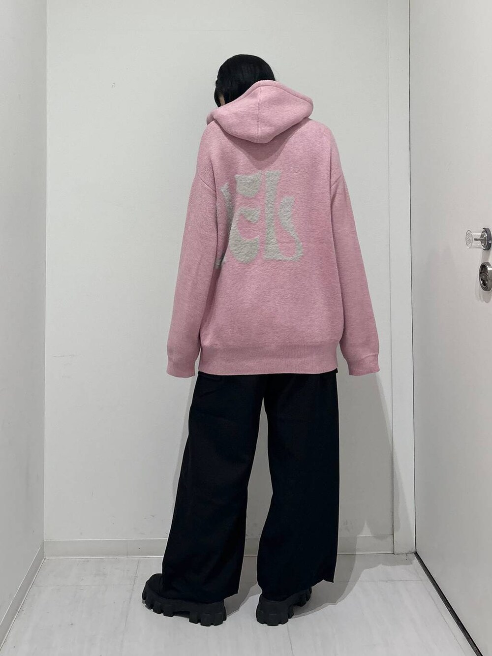 ブラック系のその他パンツ、ブラック系のブーツ、ピンク系のニット/セーターを着用したレディースの冬コーディネートの5枚目の写真