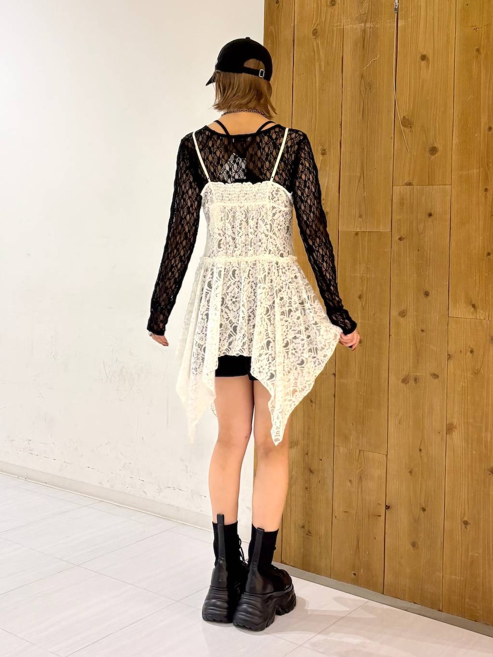 ブラック系のブーツ、ブラック系のTシャツ/カットソー、ブラック系のその他パンツを着用したレディースの夏コーディネートの6枚目の写真