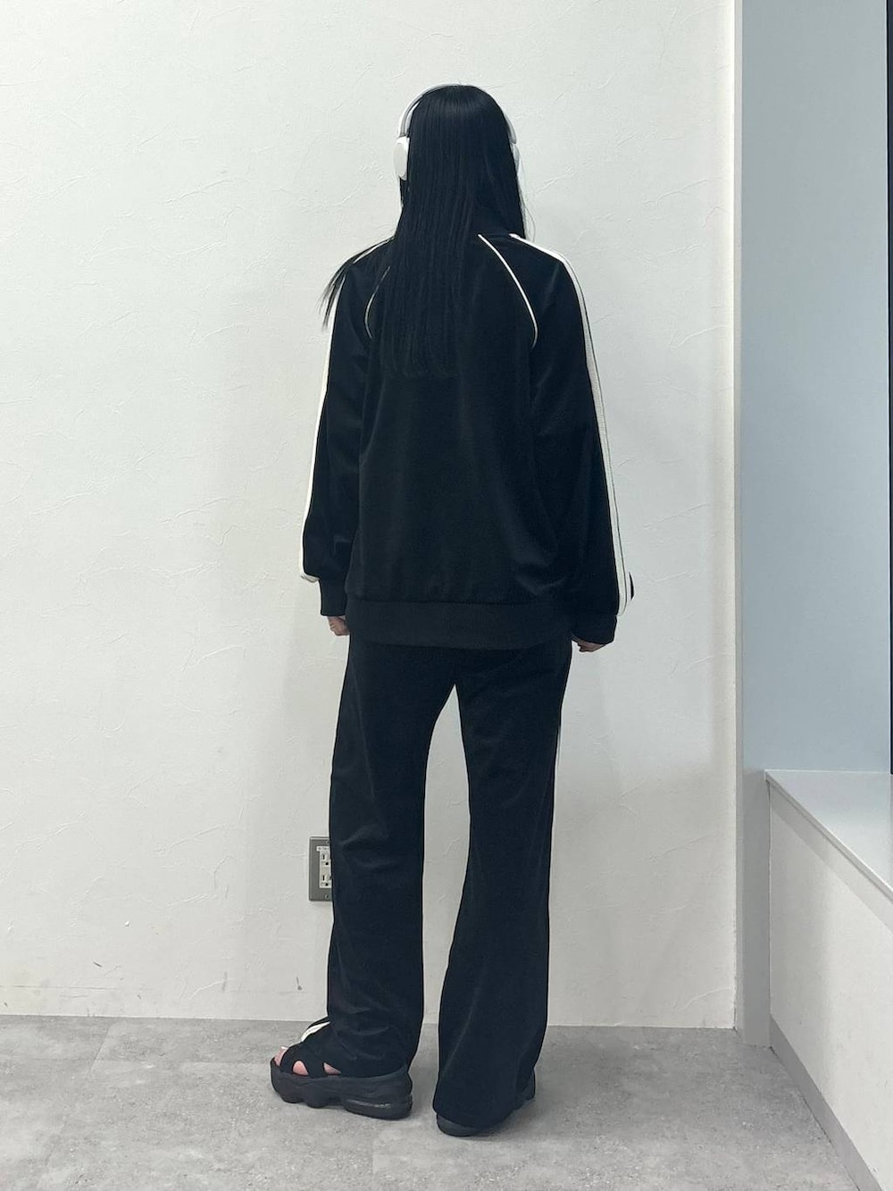 ブラック系のスウェットパンツ、ブラック系のジャージを着用したレディースの夏コーディネートの5枚目の写真