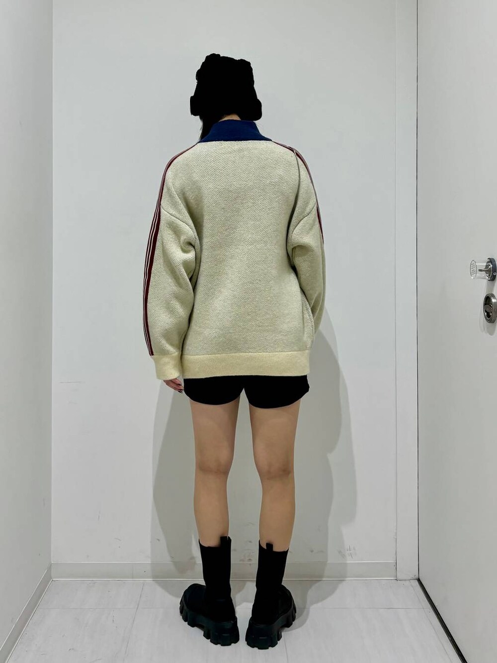 ブラック系のブーツ、ブラック系のその他パンツ、ゴールド系のショルダーバッグを着用したレディースの秋コーディネートの4枚目の写真