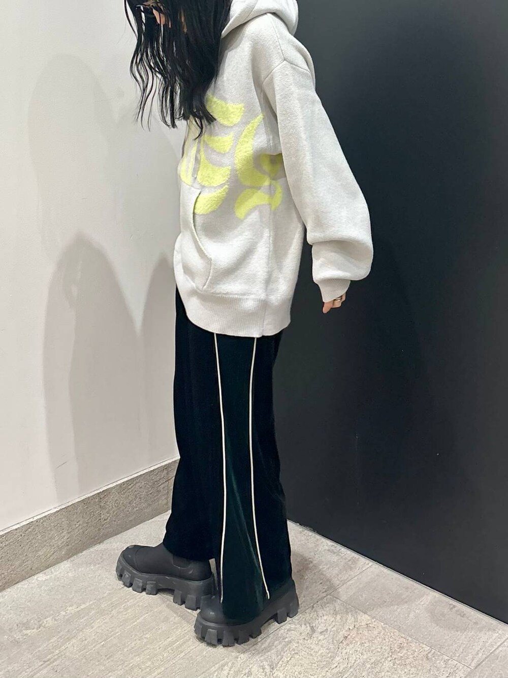 ベージュ系のニット/セーターを着用したレディースの冬コーディネートの3枚目の写真