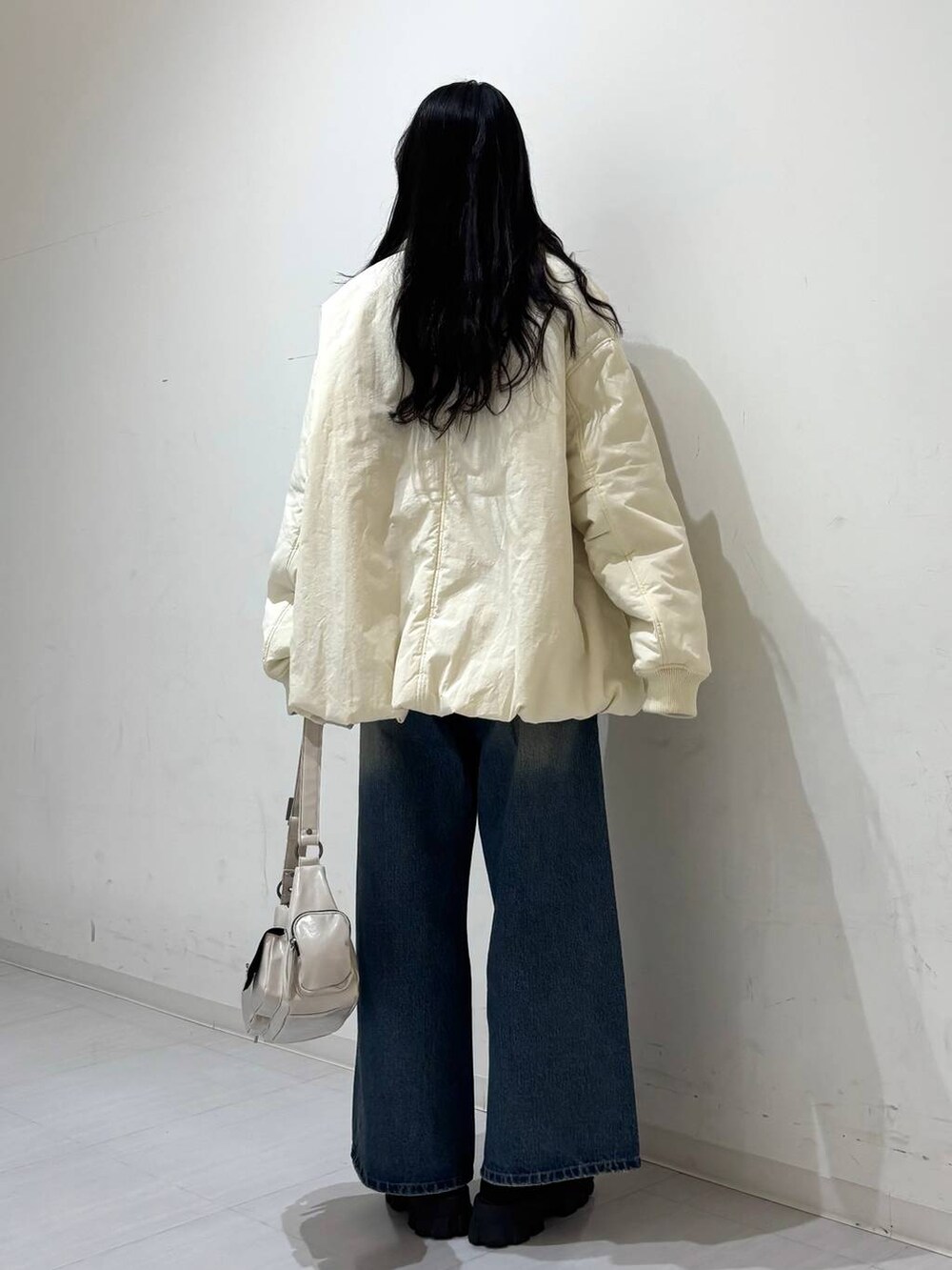「高身長、体型カバー、着痩せ・細見え、モード、ストリート、カジュアル、PAGEBOY、骨格ウェーブ_PAGEBOY、エレガント_PAGEBOY、MA-1、秋コーデ、冬コーデ、冬アウター、デニムパンツ、スウェット」｜「PAGEBOYのアウトポケットBAG（ショルダーバッグ、ホワイト系）」を使った、ロビンさん（レディース・169cm）の冬コーディネートの3枚目の写真